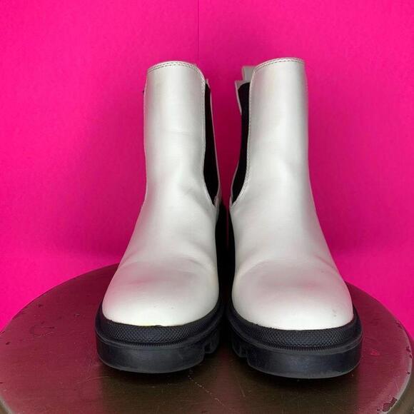 Lulus White Faux Leather Lug Sole Block Heel Chelsea Boot Size 6 - Picture 2 of 6